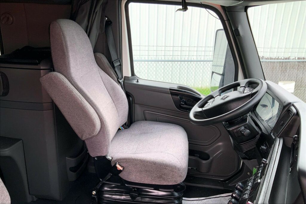 2023 CUM LT625 6X4 Sleeper