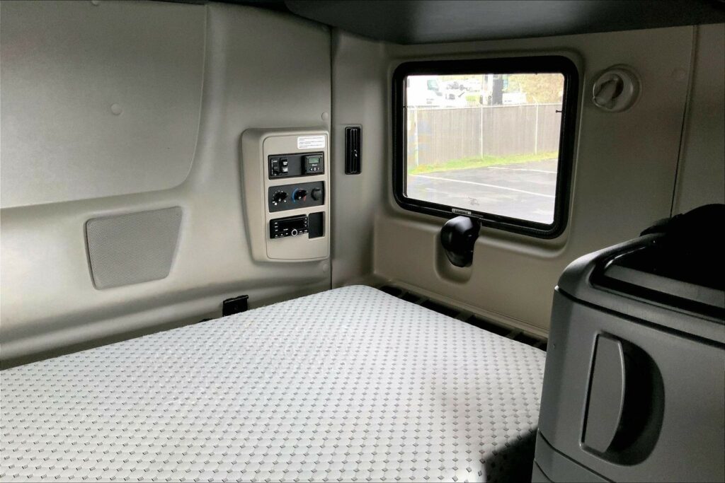 2023 CUM LT625 6X4 Sleeper