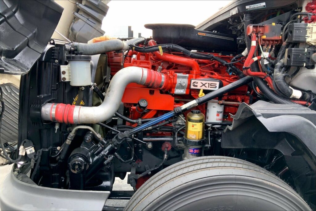 2023 CUM LT625 6X4 Sleeper