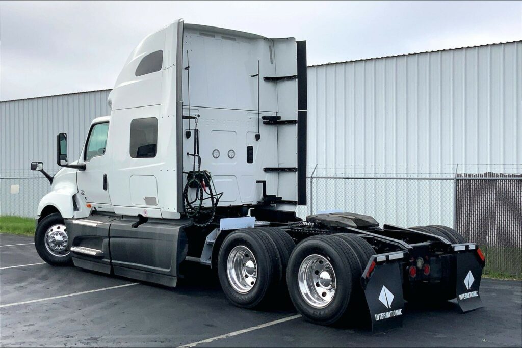 2023 CUM LT625 6X4 Sleeper