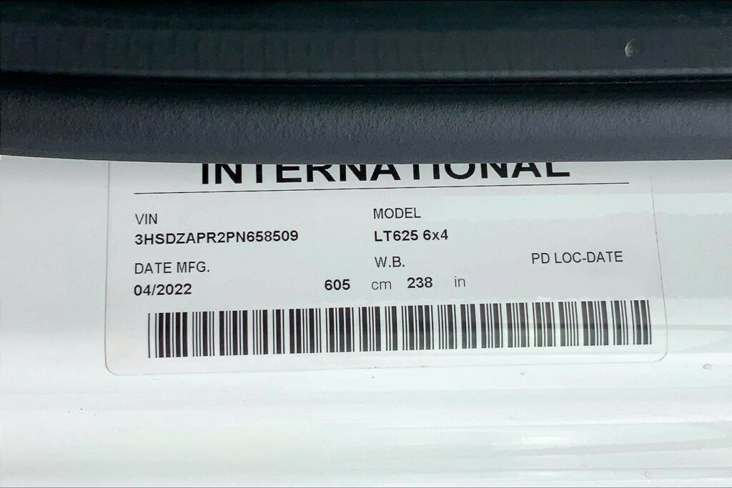 2023 CUM LT625 6X4 Sleeper