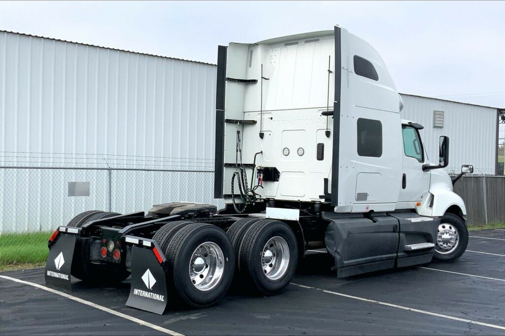 2023 CUM LT625 6X4 Sleeper