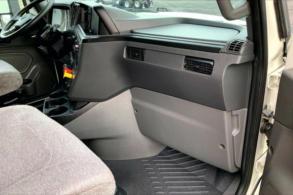 2023 CUM LT625 6X4 Sleeper