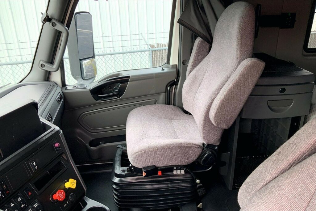 2023 CUM LT625 6X4 Sleeper