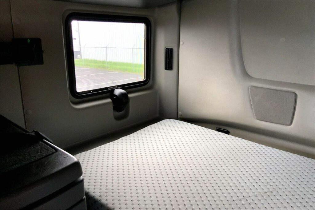 2023 CUM LT625 6X4 Sleeper