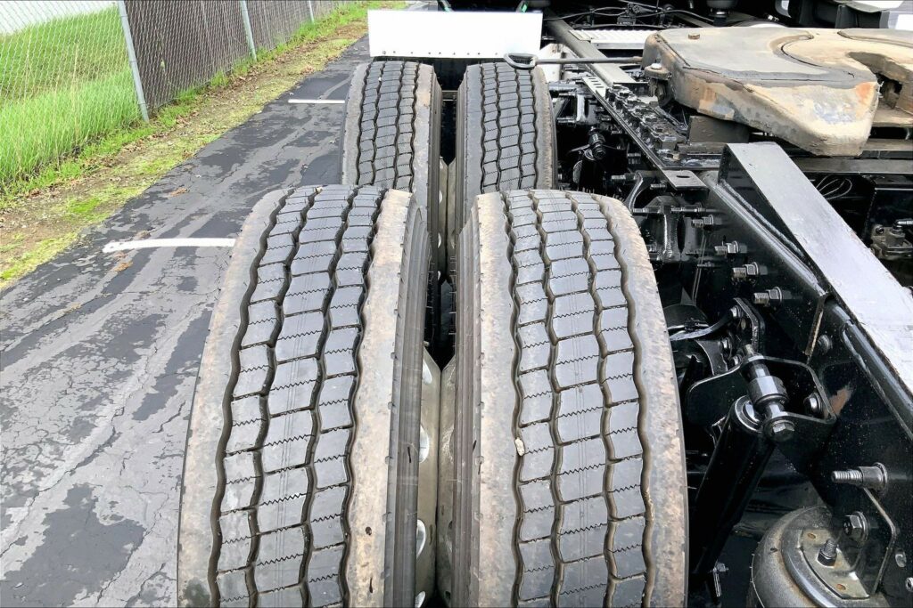 2023 CUM LT625 6X4 Sleeper