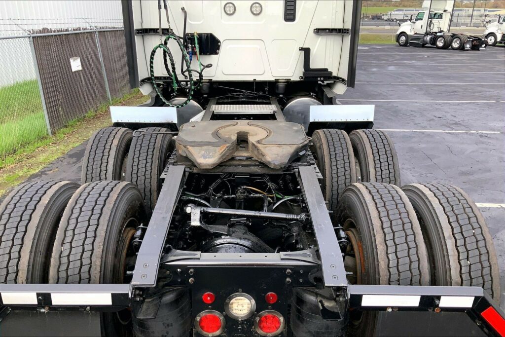 2023 CUM LT625 6X4 Sleeper