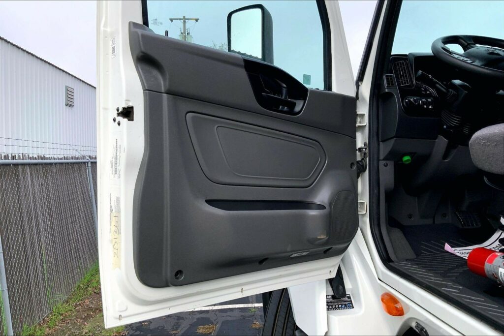 2023 CUM LT625 6X4 Sleeper