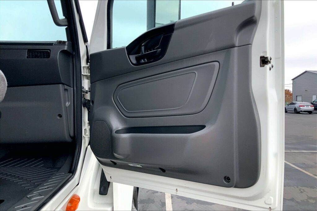 2023 CUM LT625 6X4 Sleeper