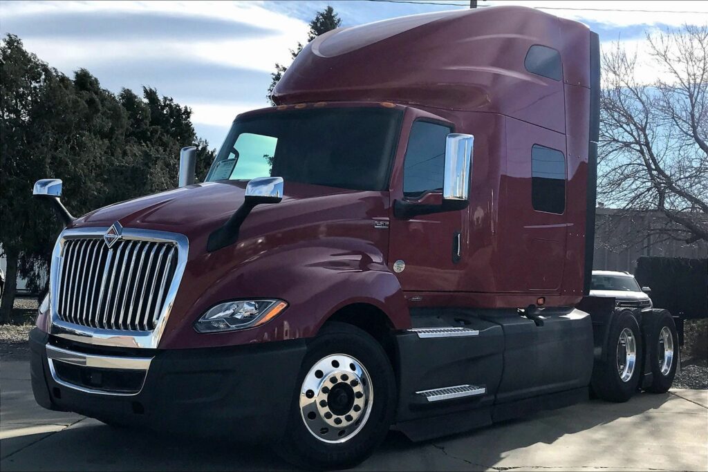 2022 CUM LT625 6×4 Sleeper