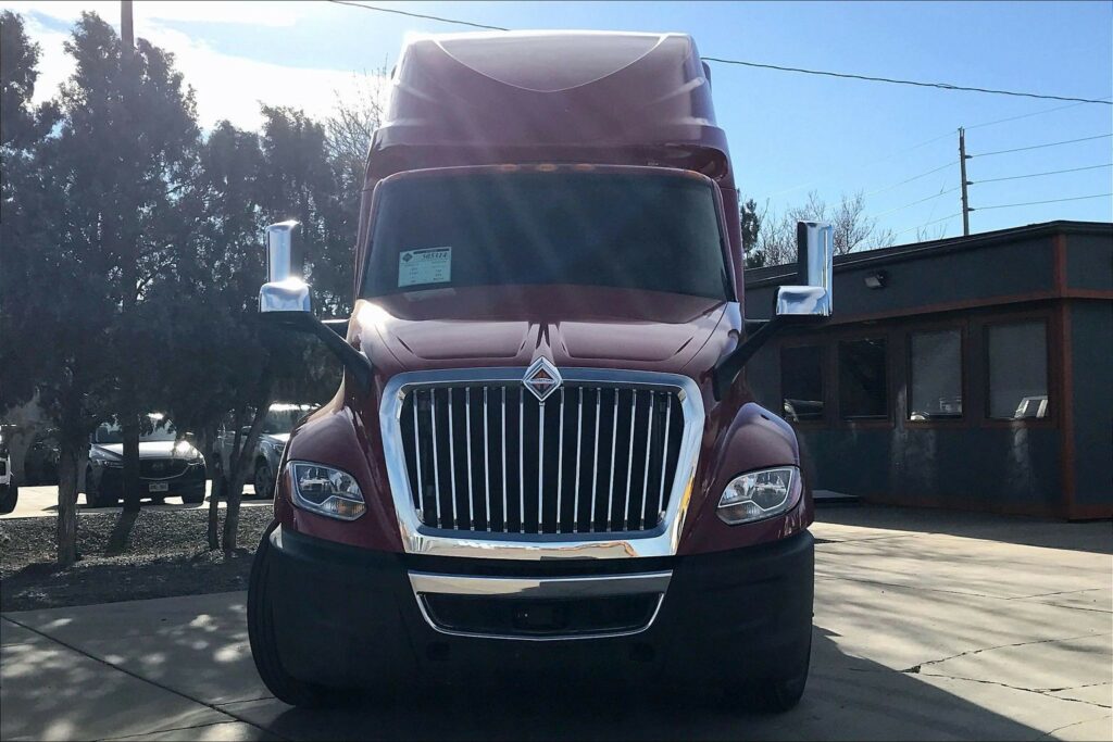 2022 CUM LT625 6×4 Sleeper