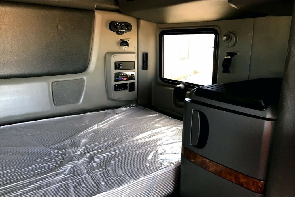 2022 CUM LT625 6×4 Sleeper