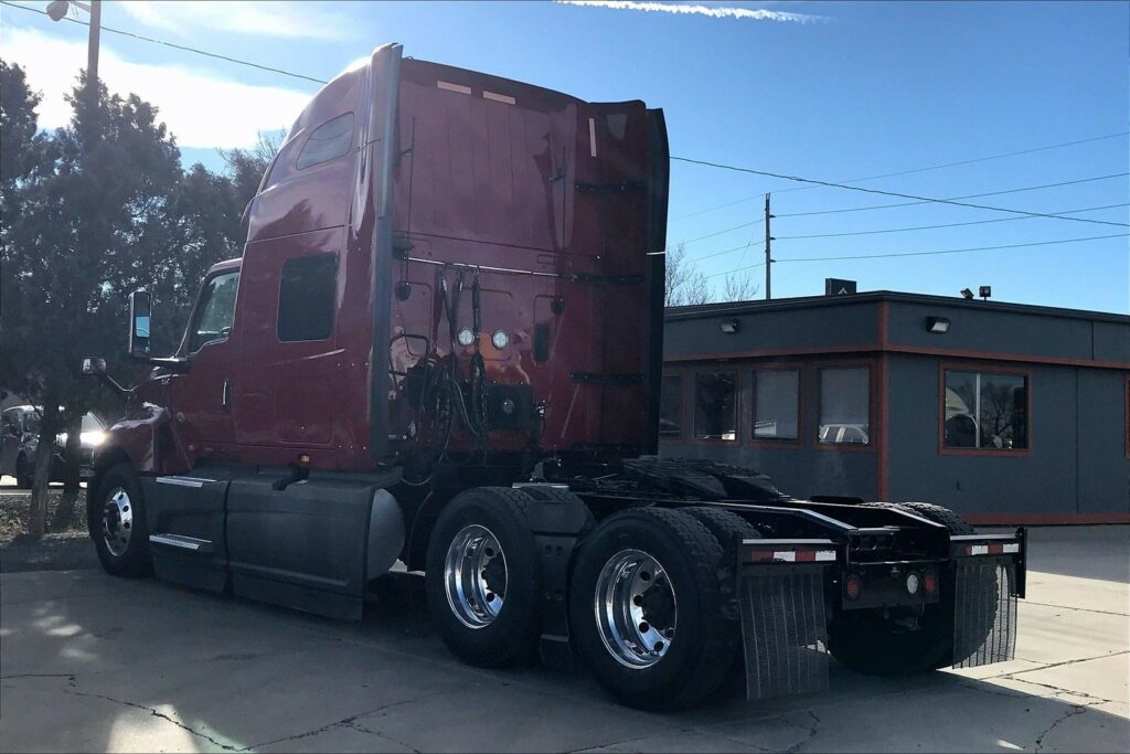 2022 CUM LT625 6×4 Sleeper