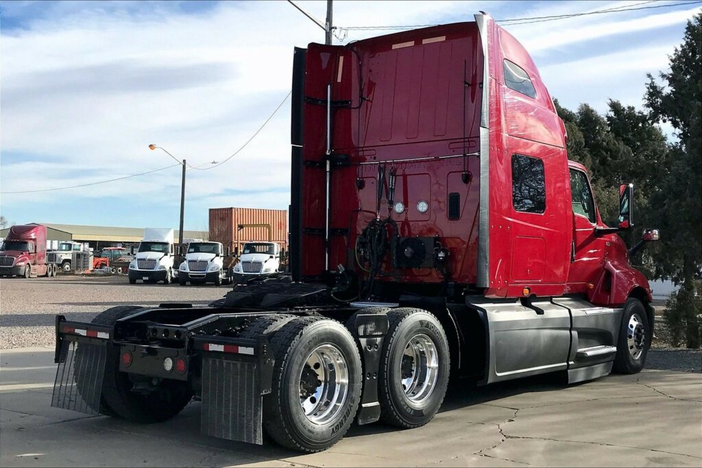2022 CUM LT625 6×4 Sleeper