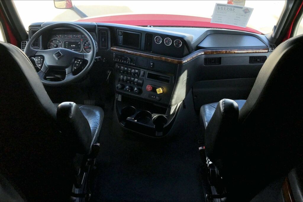 2022 CUM LT625 6×4 Sleeper