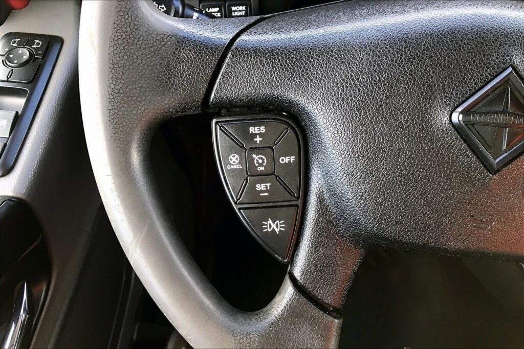 2022 CUM LT625 6×4 Sleeper