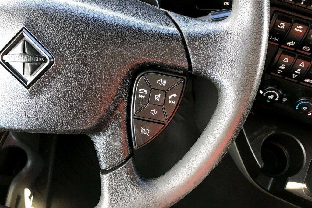 2022 CUM LT625 6×4 Sleeper