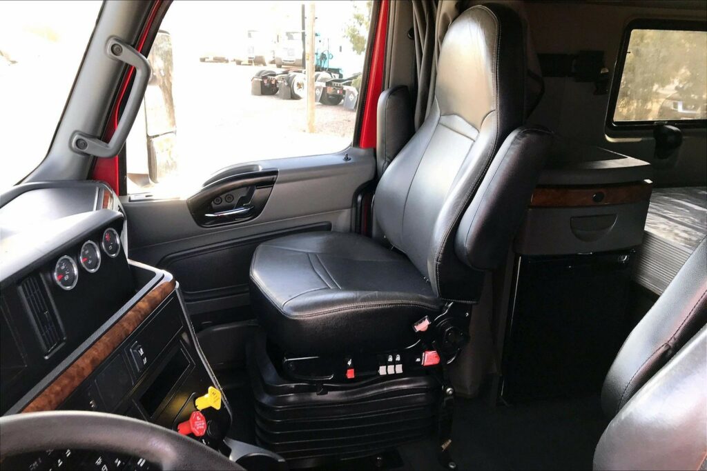 2022 CUM LT625 6×4 Sleeper