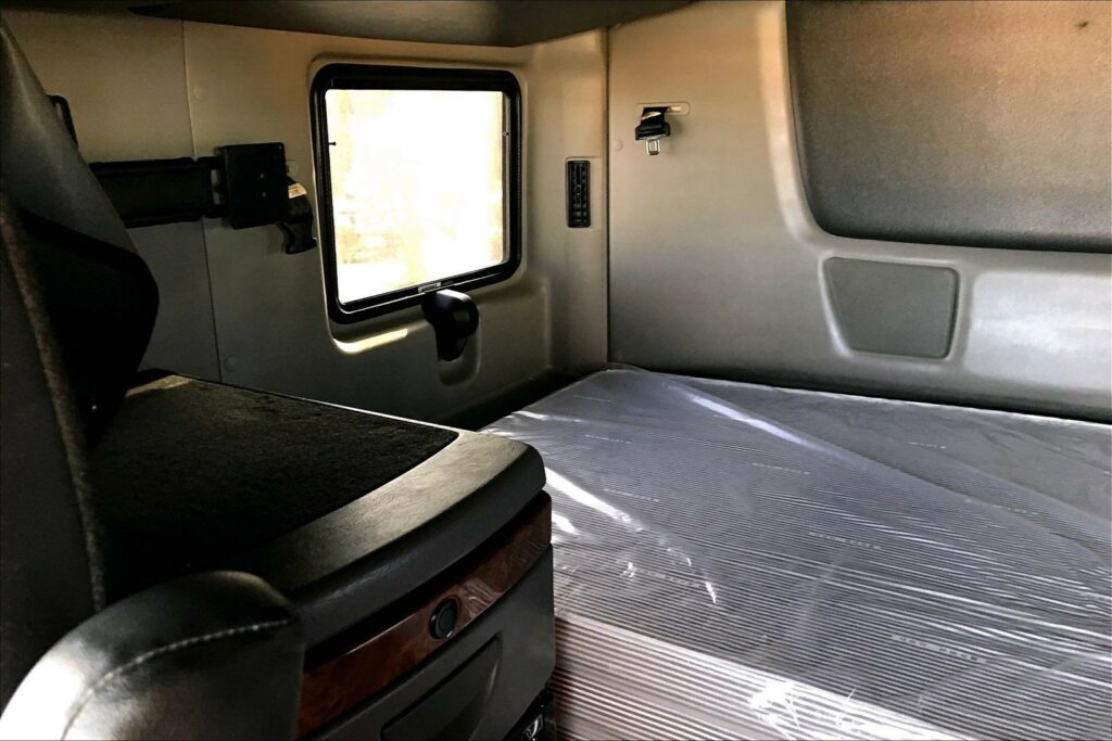 2022 CUM LT625 6×4 Sleeper