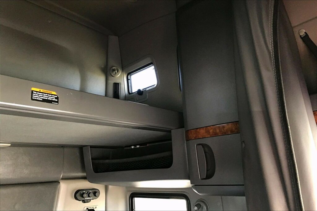 2022 CUM LT625 6×4 Sleeper