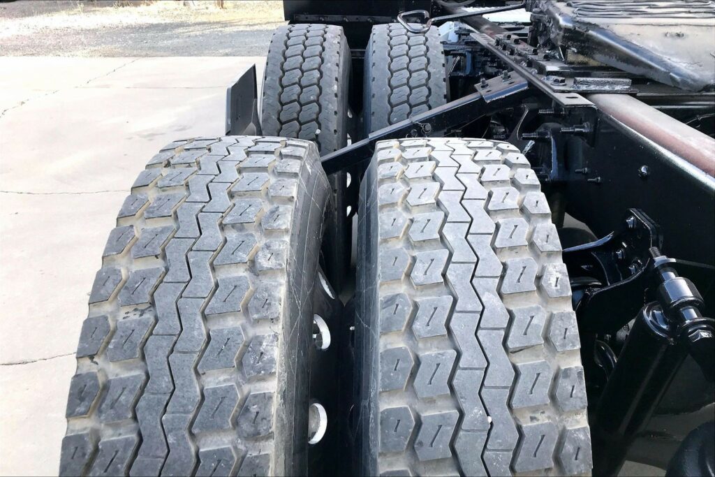 2022 CUM LT625 6×4 Sleeper