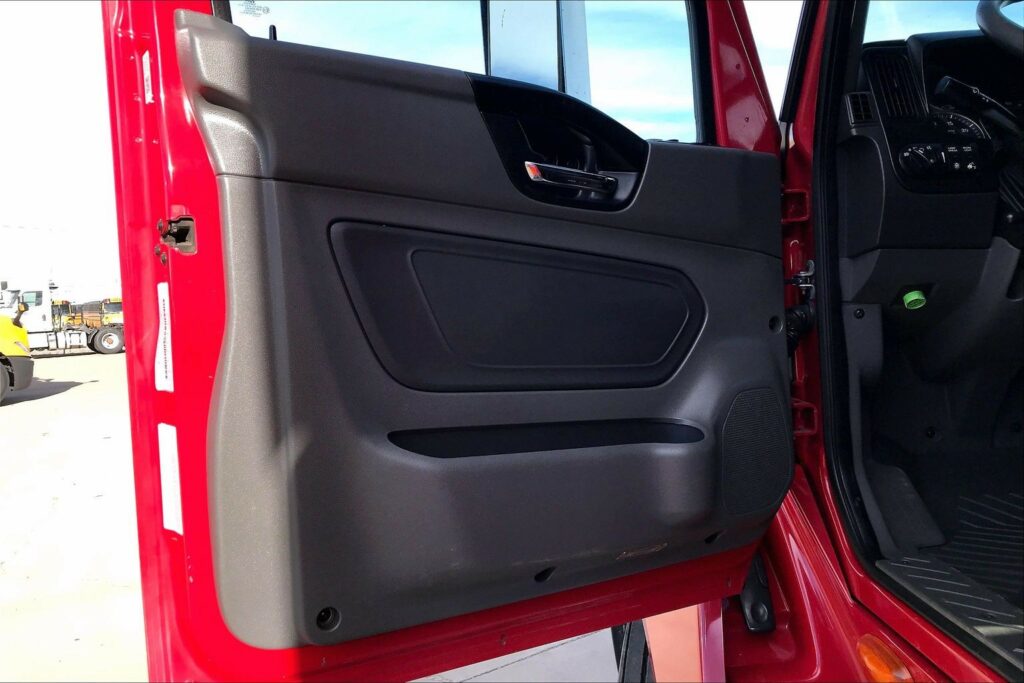 2022 CUM LT625 6×4 Sleeper