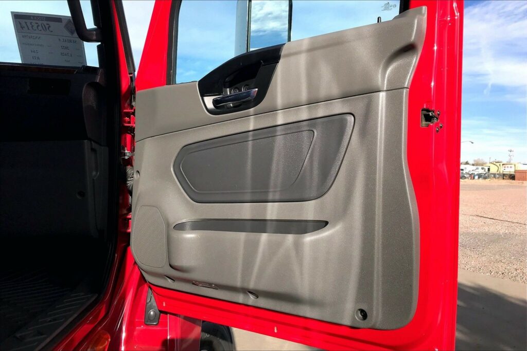 2022 CUM LT625 6×4 Sleeper