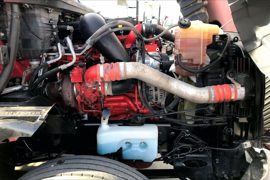 2022 CUM LT625 6×4 Sleeper