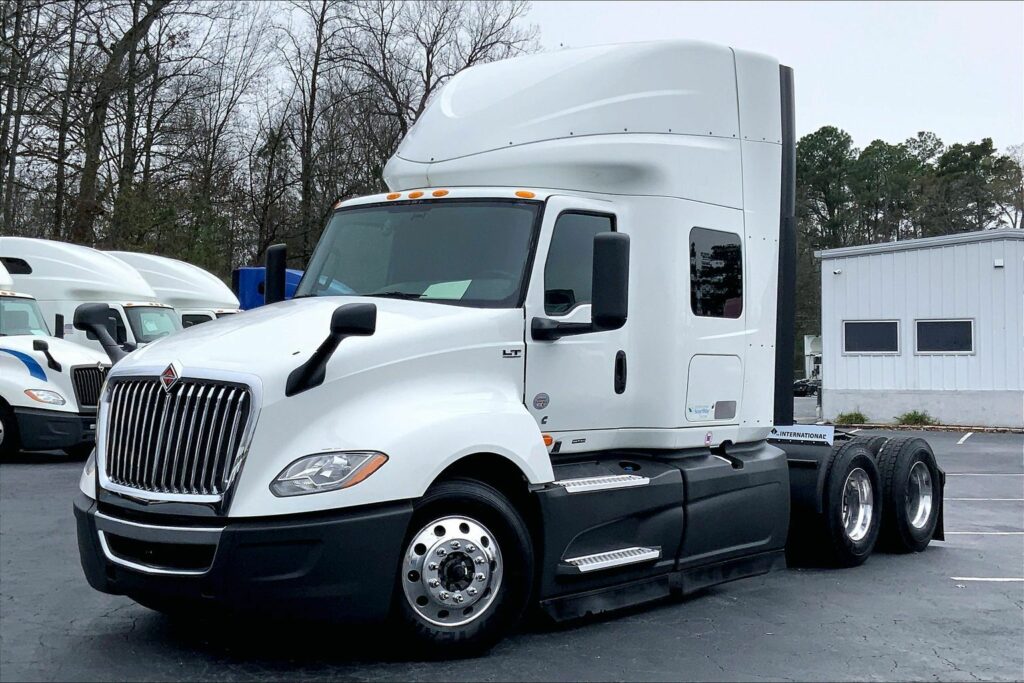 2022 CUM LT625 6×4 Sleeper