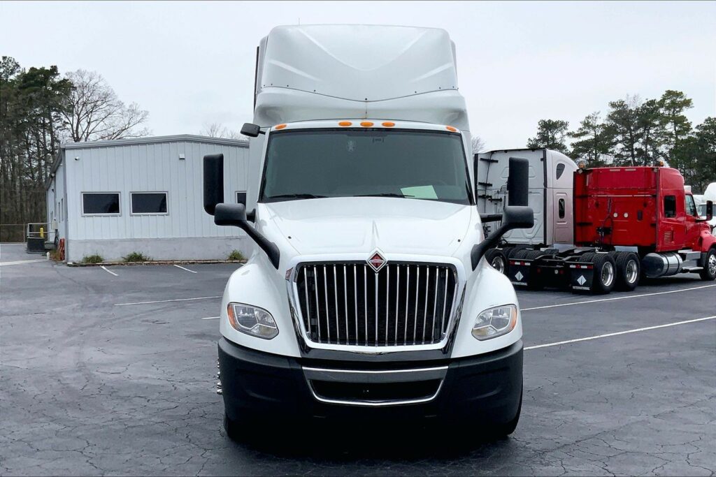 2022 CUM LT625 6×4 Sleeper