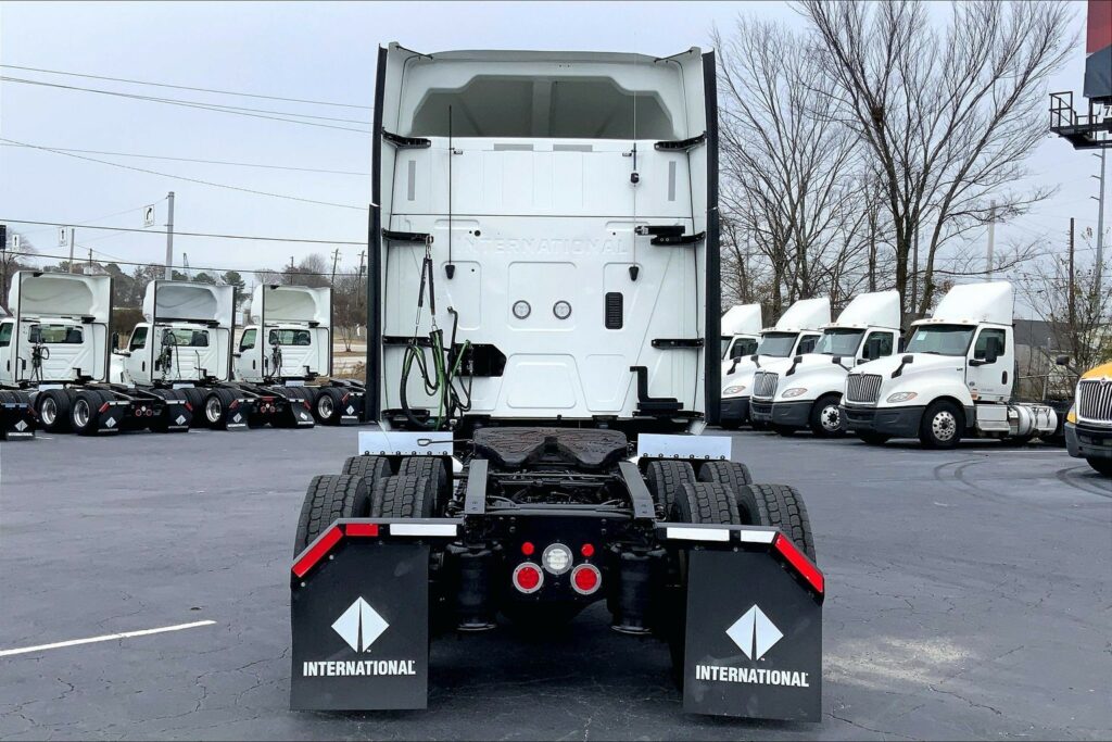 2022 CUM LT625 6×4 Sleeper