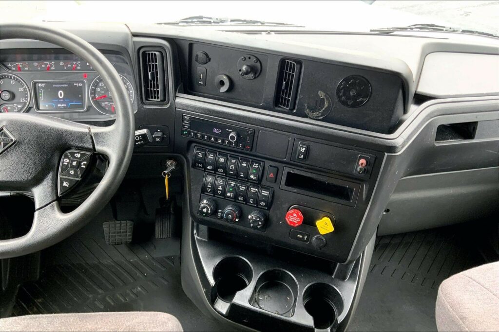 2022 CUM LT625 6×4 Sleeper