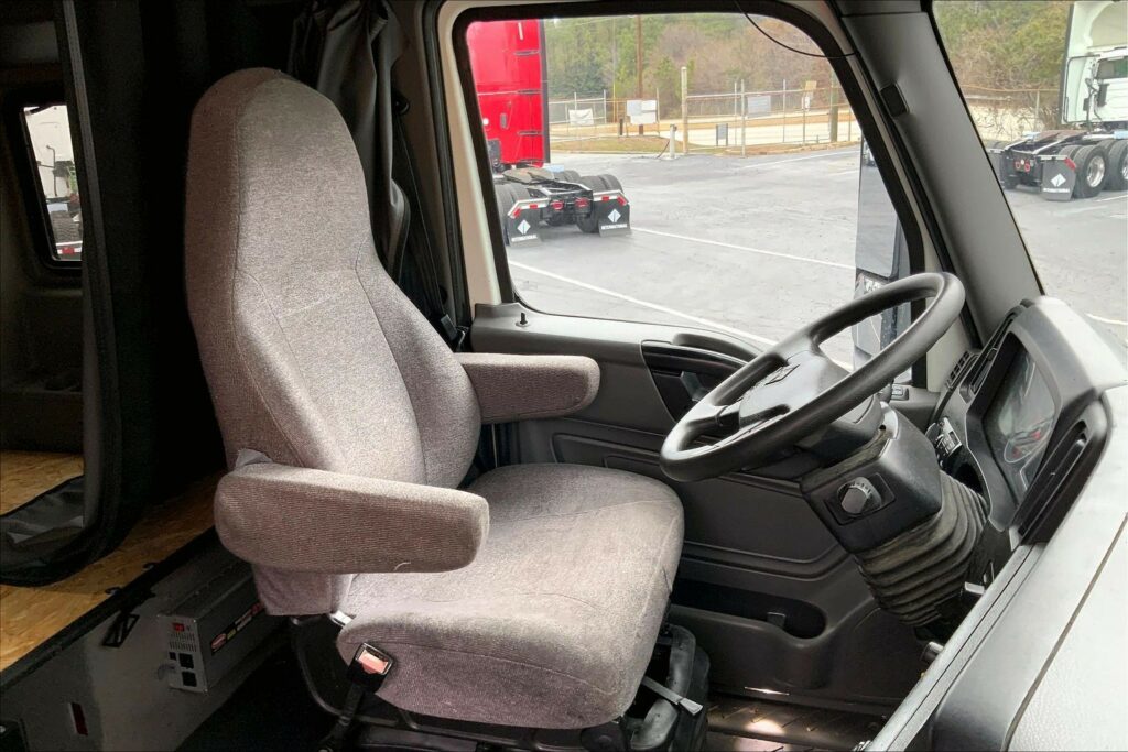 2022 CUM LT625 6×4 Sleeper