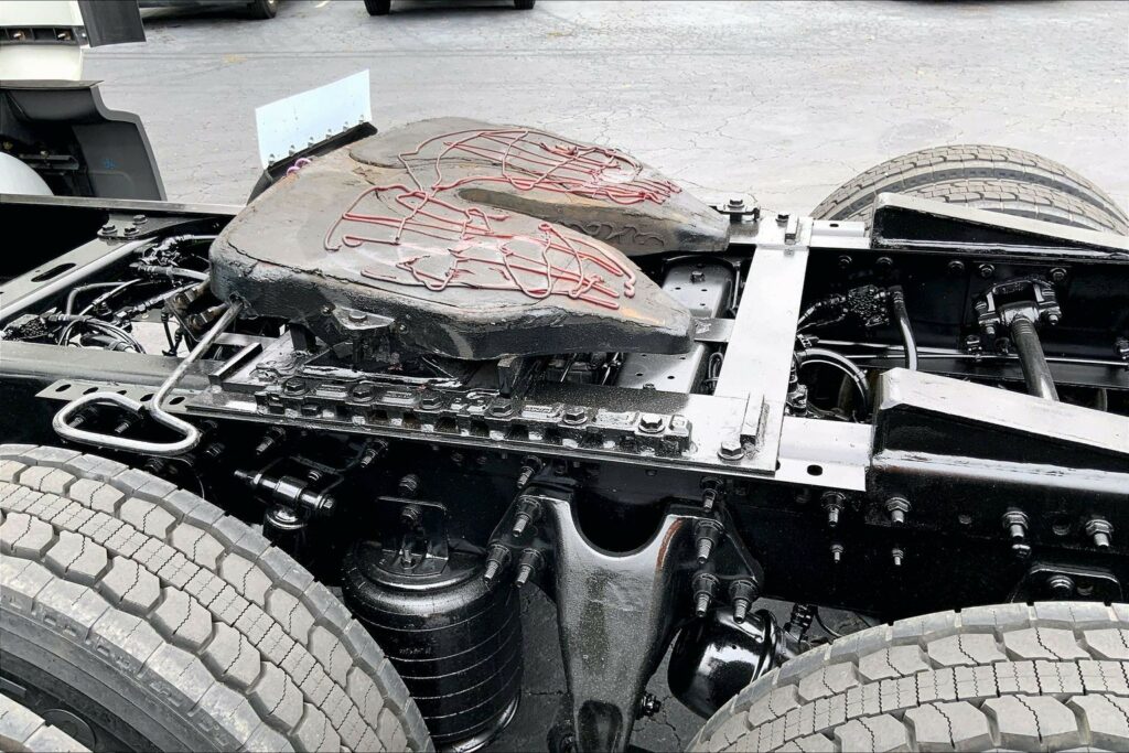 2022 CUM LT625 6×4 Sleeper