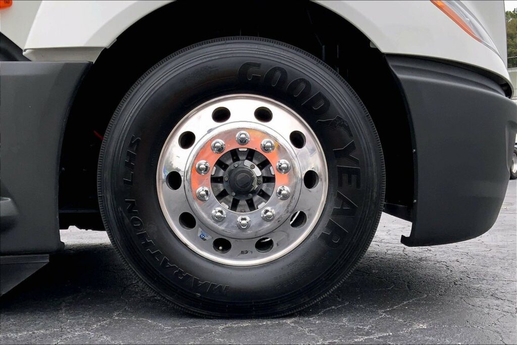 2022 CUM LT625 6×4 Sleeper