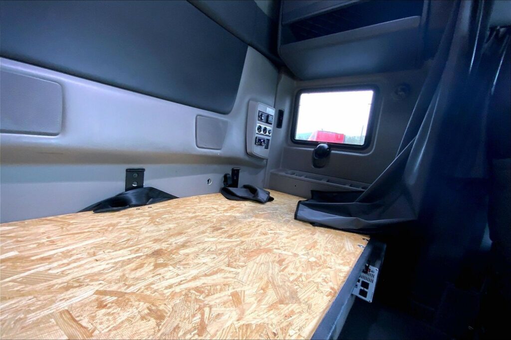 2022 CUM LT625 6×4 Sleeper