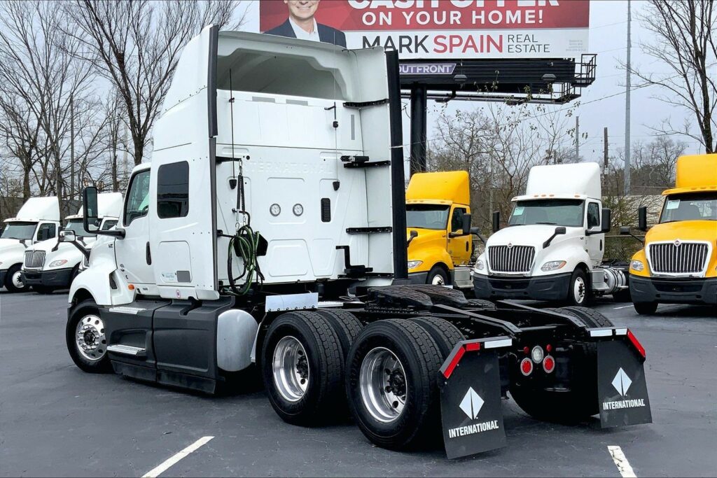 2022 CUM LT625 6×4 Sleeper