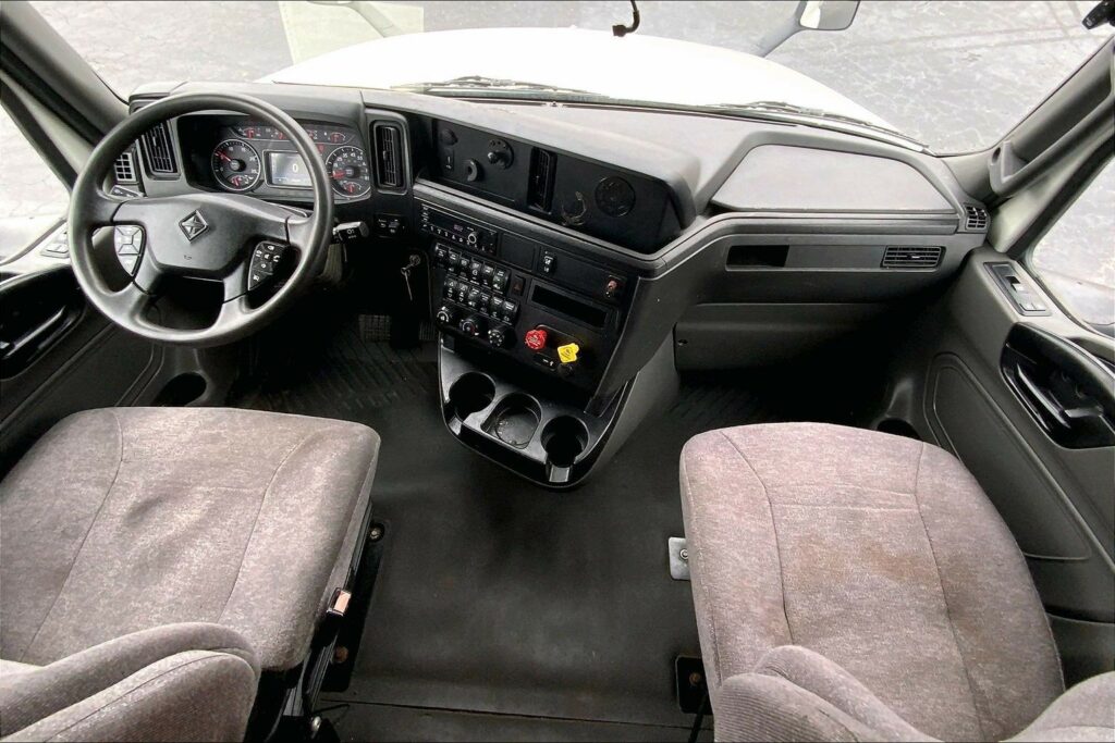 2022 CUM LT625 6×4 Sleeper