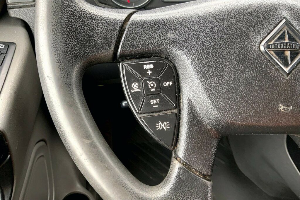 2022 CUM LT625 6×4 Sleeper