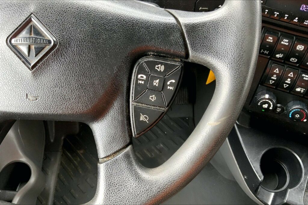 2022 CUM LT625 6×4 Sleeper