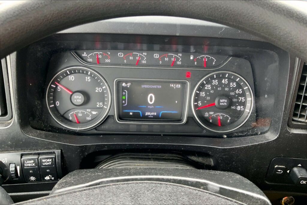 2022 CUM LT625 6×4 Sleeper