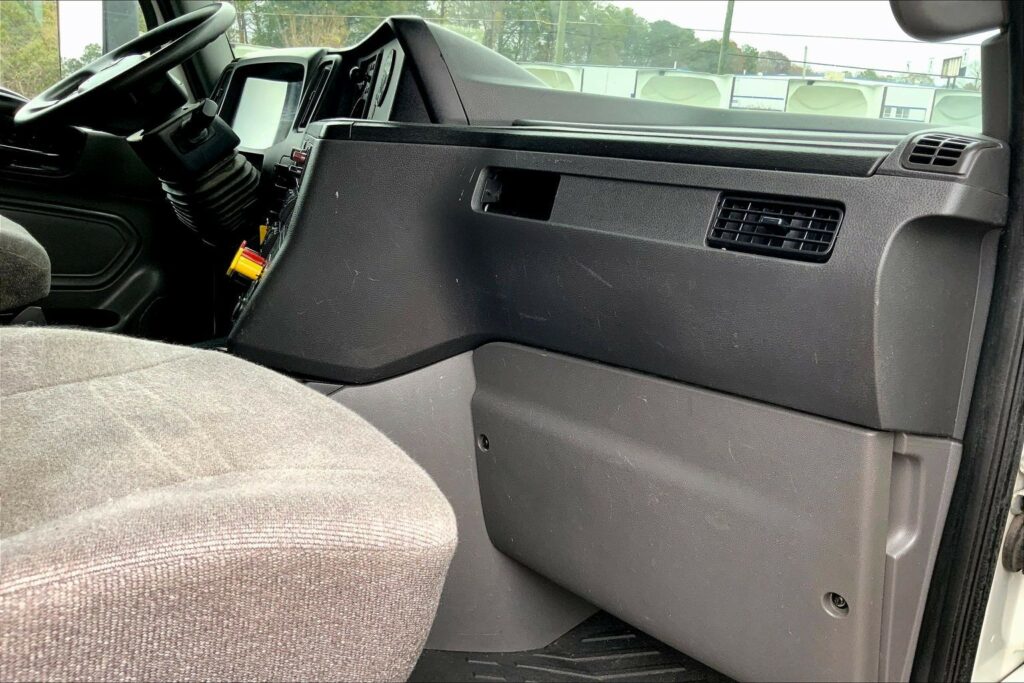 2022 CUM LT625 6×4 Sleeper