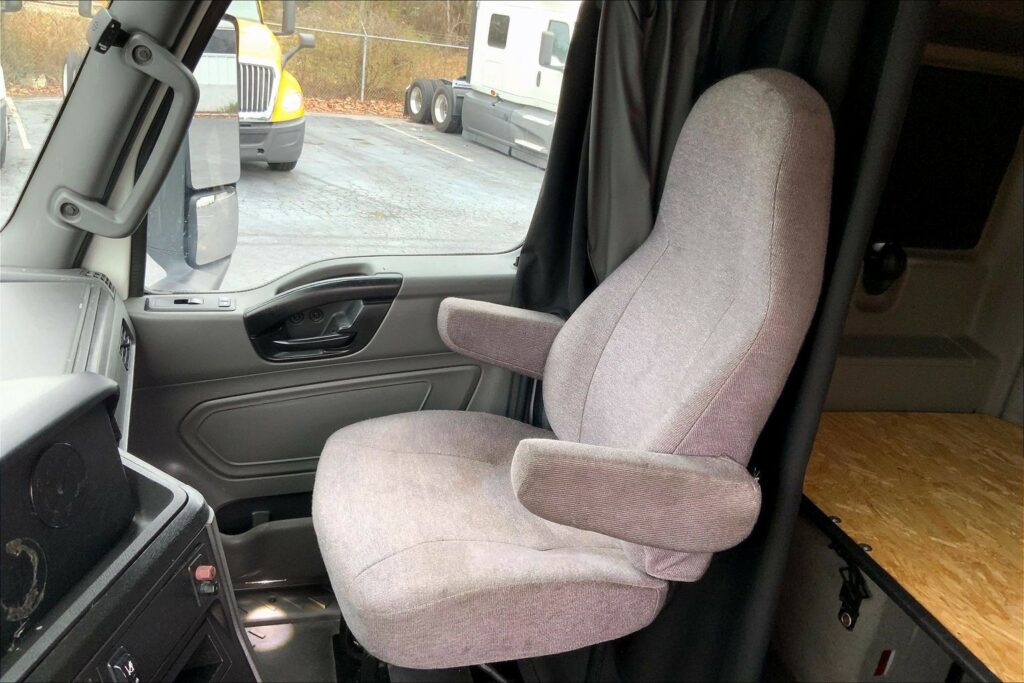 2022 CUM LT625 6×4 Sleeper