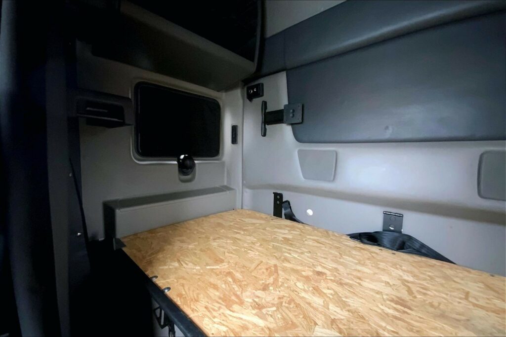 2022 CUM LT625 6×4 Sleeper