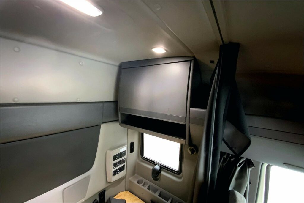 2022 CUM LT625 6×4 Sleeper