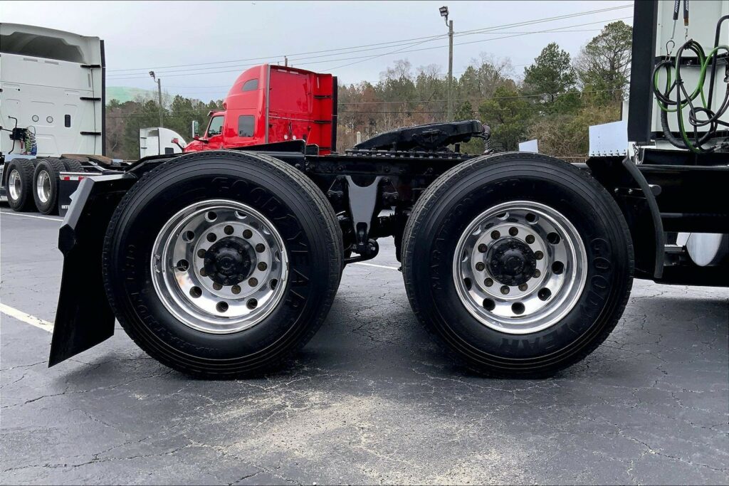 2022 CUM LT625 6×4 Sleeper