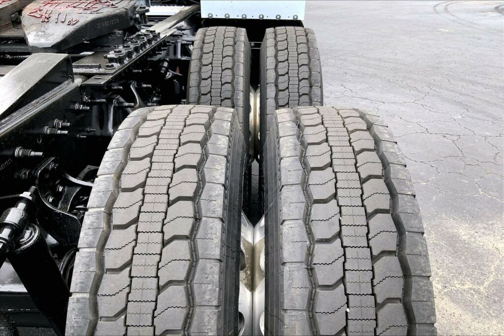 2022 CUM LT625 6×4 Sleeper