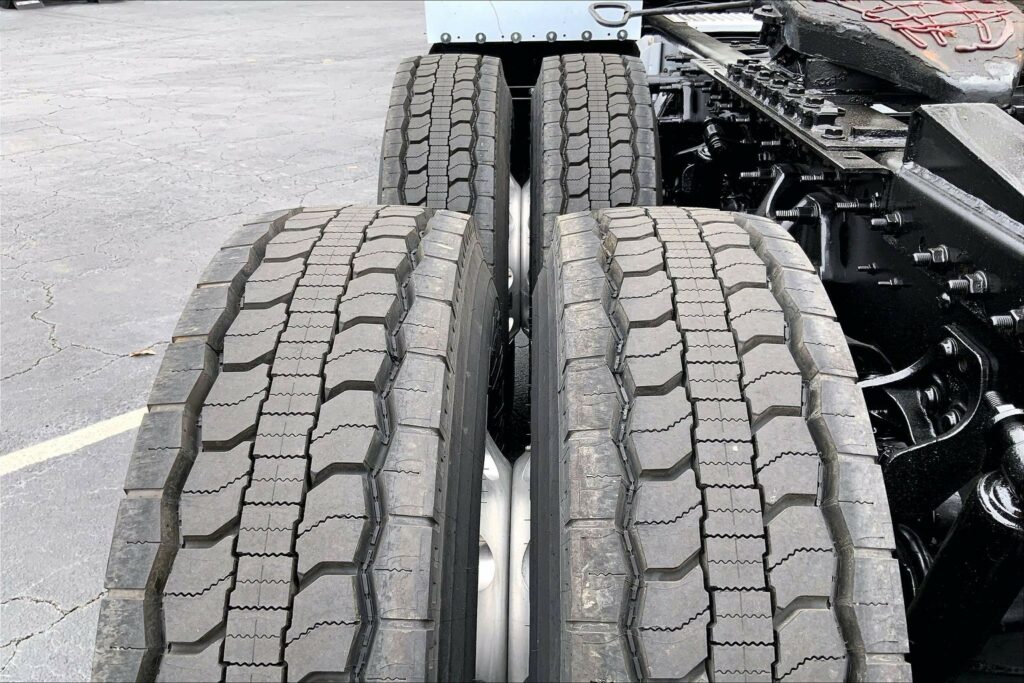 2022 CUM LT625 6×4 Sleeper