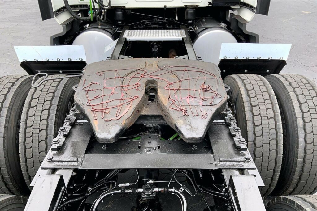 2022 CUM LT625 6×4 Sleeper