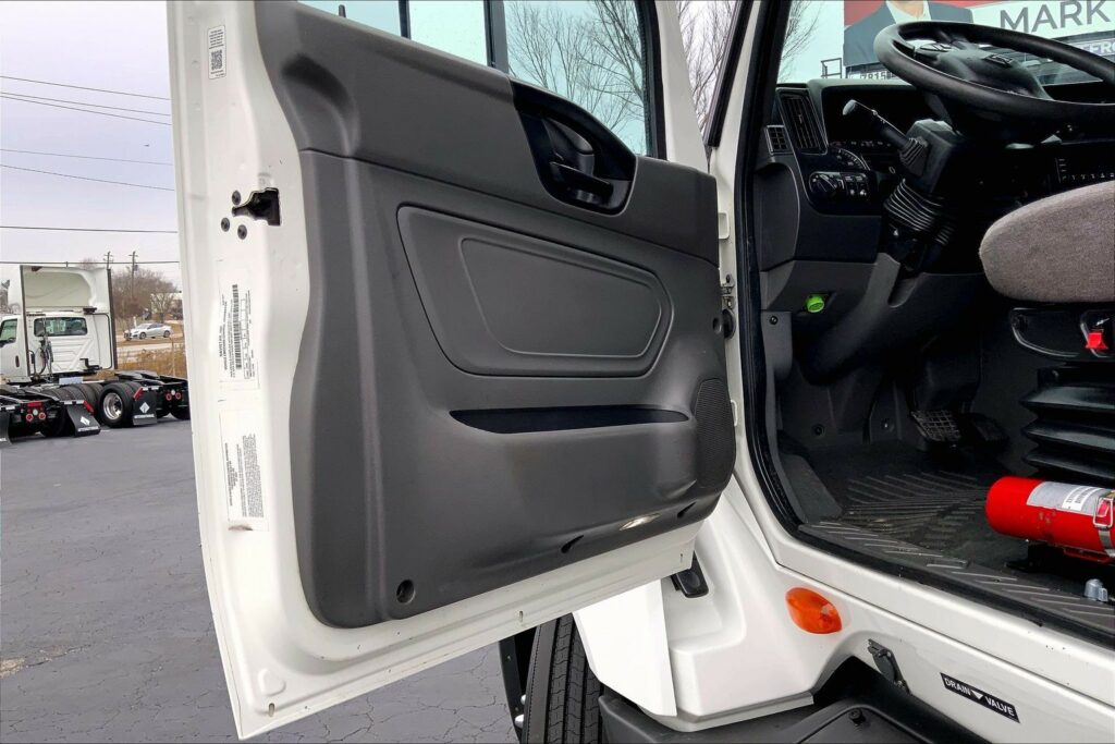 2022 CUM LT625 6×4 Sleeper